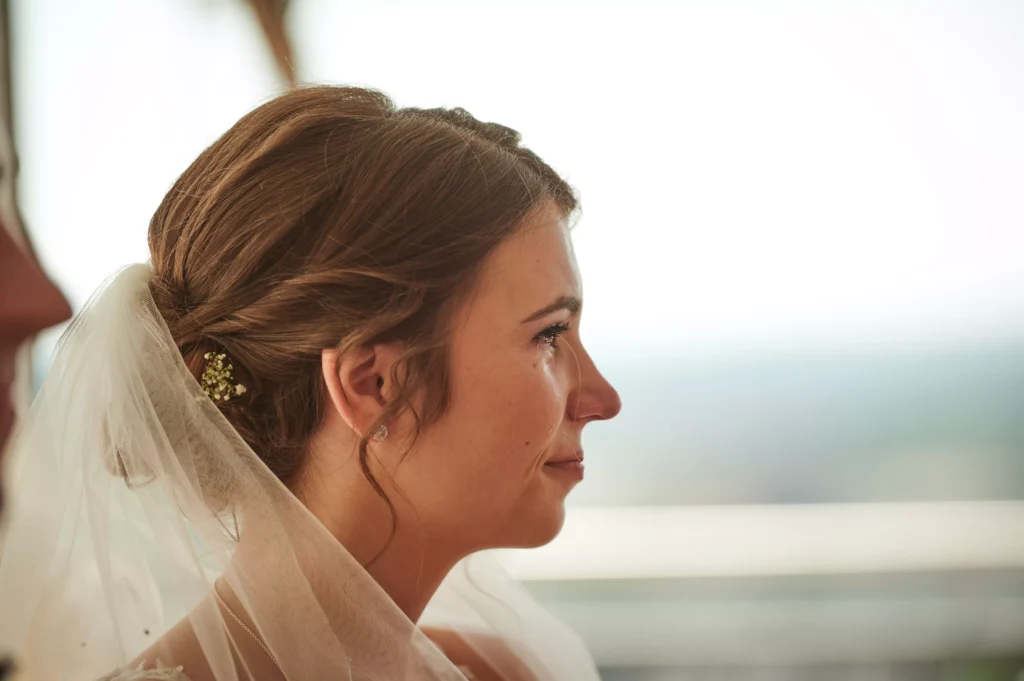 Seitenprofil einer Braut während ihrer Trauung
