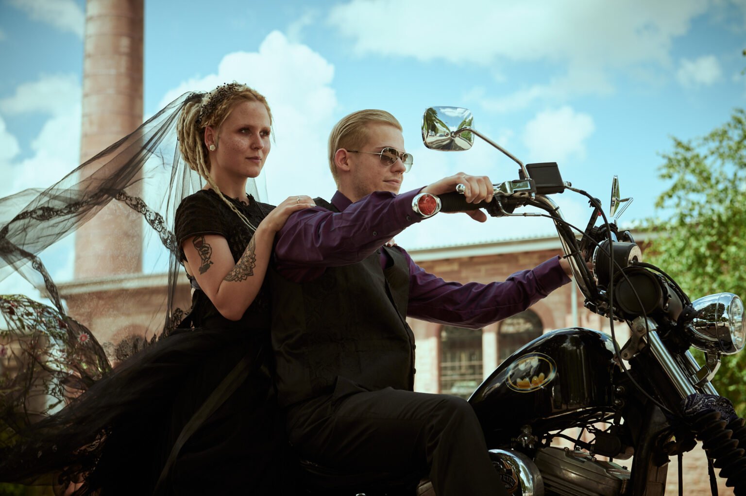 Ein Hochzeitspaar auf einem Motorrad. Hochzeitsfoto Saarland
