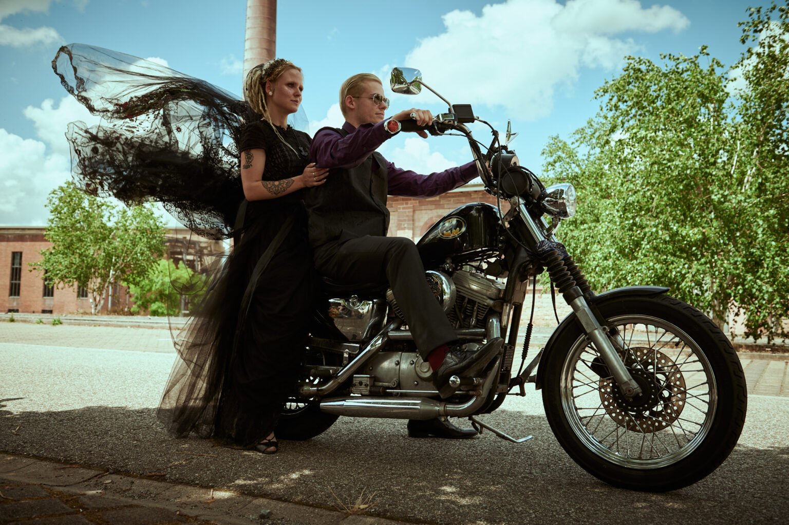 Ein Hochzeitspaar auf einem Motorrad