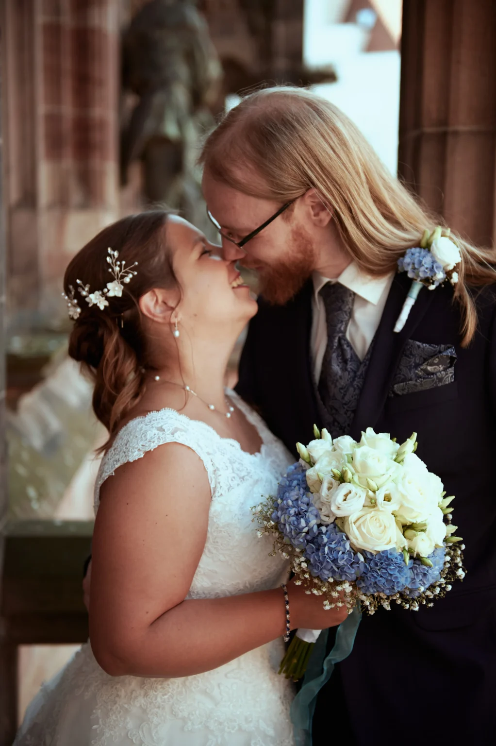 Ein küssendes Brautpaar kurz nach der Hochzeit